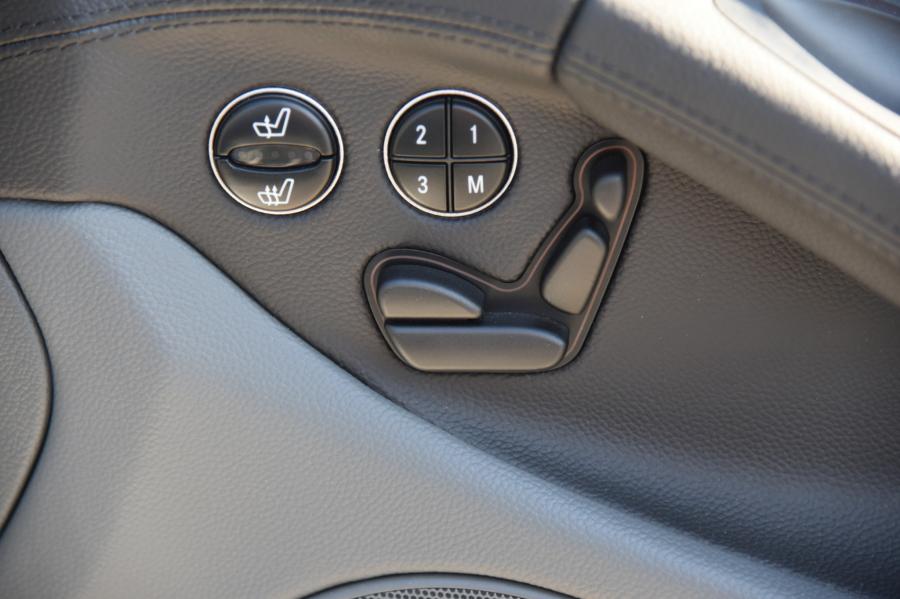 Детали интерьера Mercedes-Benz SL500 (R230) 2003 года  (фото 53 из 86)